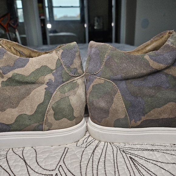 EUC Blondo Glenda Waterproof Wedge Sneaker Green Camo Zip Women's Size 9 - Picture 5 of 9